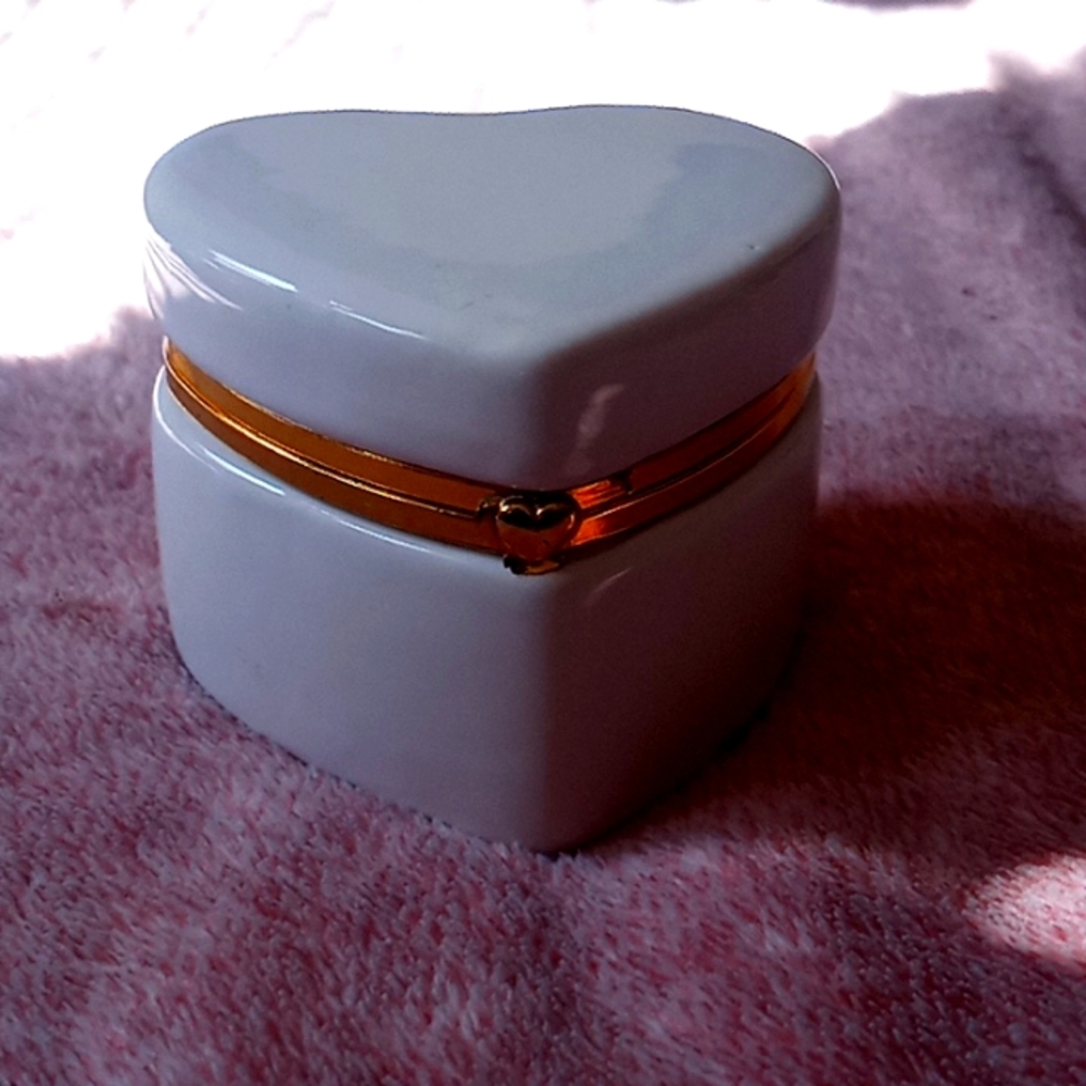 A heart-shaped box that can close it is also glass in really stable